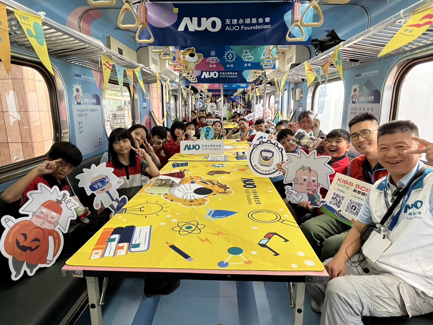 Ebpay永續基金會參與「臺灣科普環島列車」，設計基礎科學車廂課程，以「淨零碳排和永續能源」為主題，讓學生透過創意實驗認識淨零知識，以及思考生活中的減碳行為