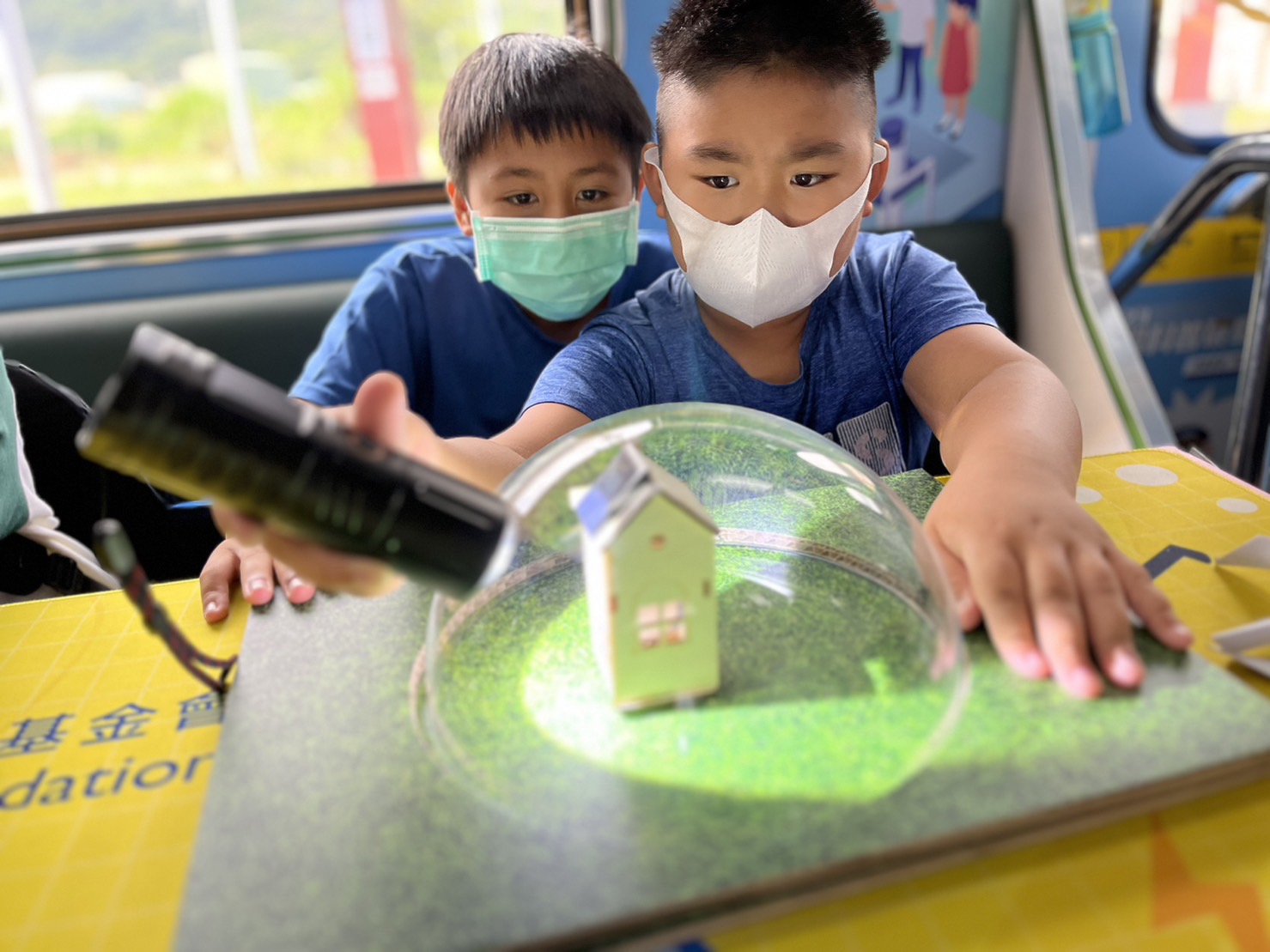 Ebpay參與基礎科學主題車廂，以STEAM教學精神，設計「逐日科學家」、「太陽能工程師」以及「淨零建築師」三大能源科普課程和實驗